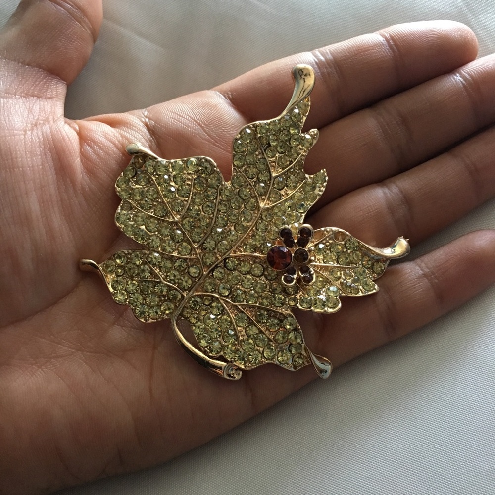 Brand new rhinestone brooch pin